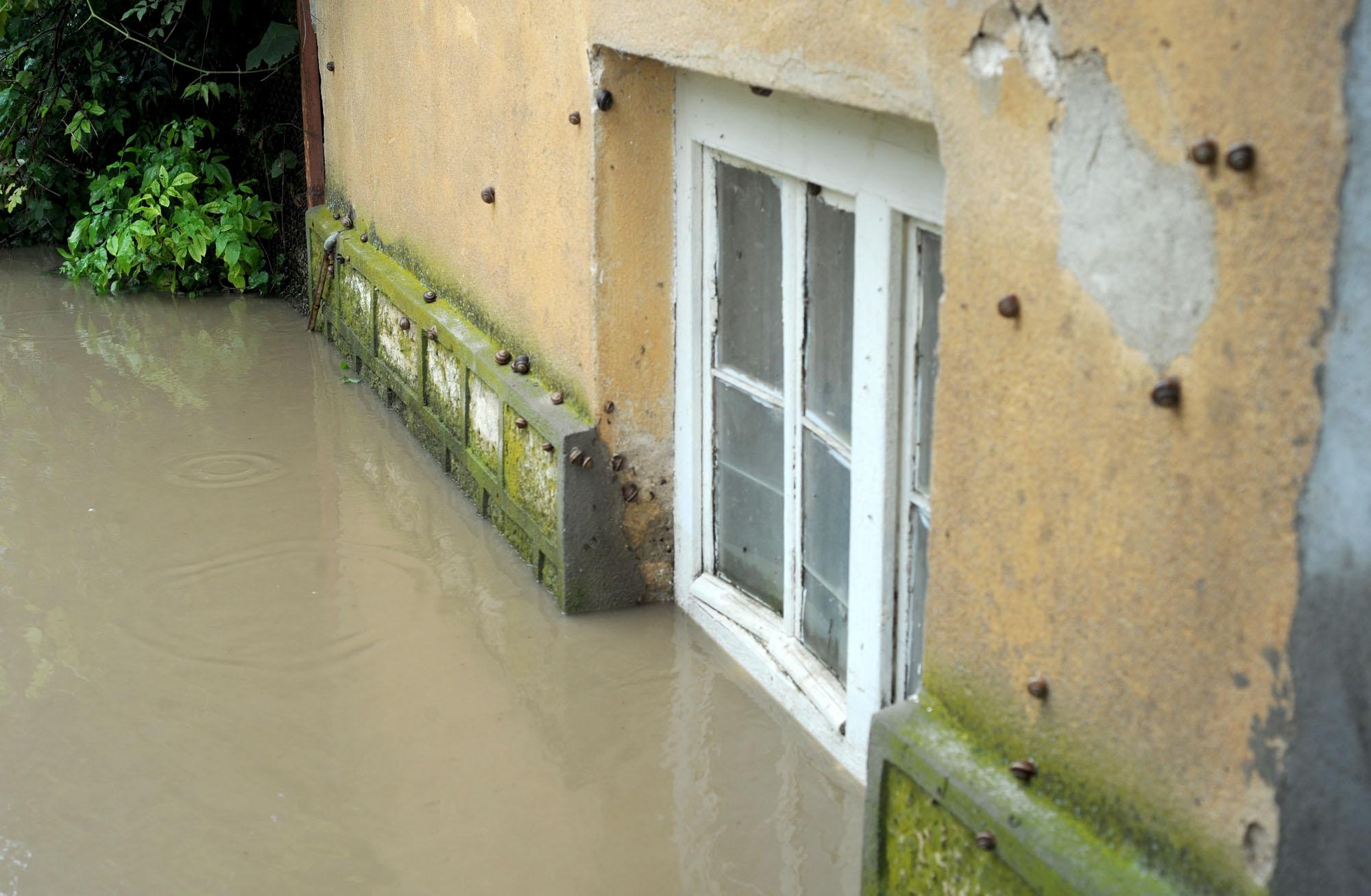 Ден след потопа: Наводнени домове и затворени пътища (СНИМКИ)
