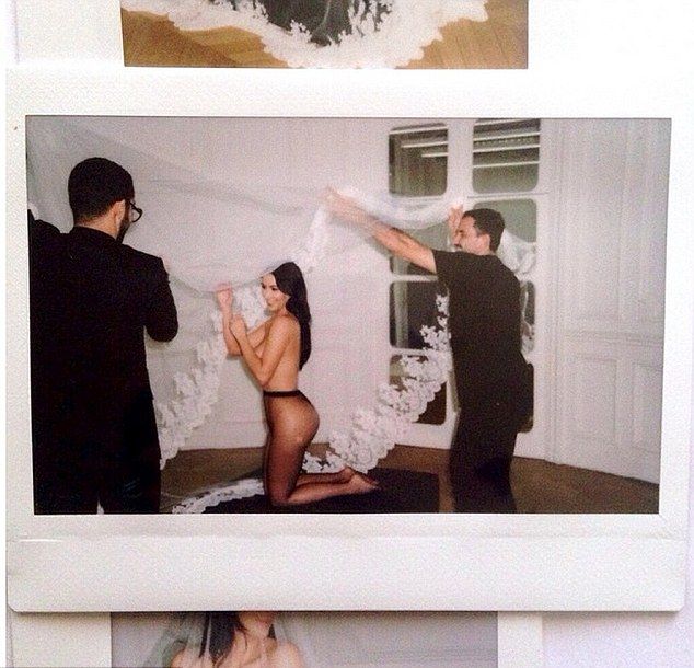 Ким Кардашиян честити рожден ден на приятел с голи гърди (СНИМКИ)