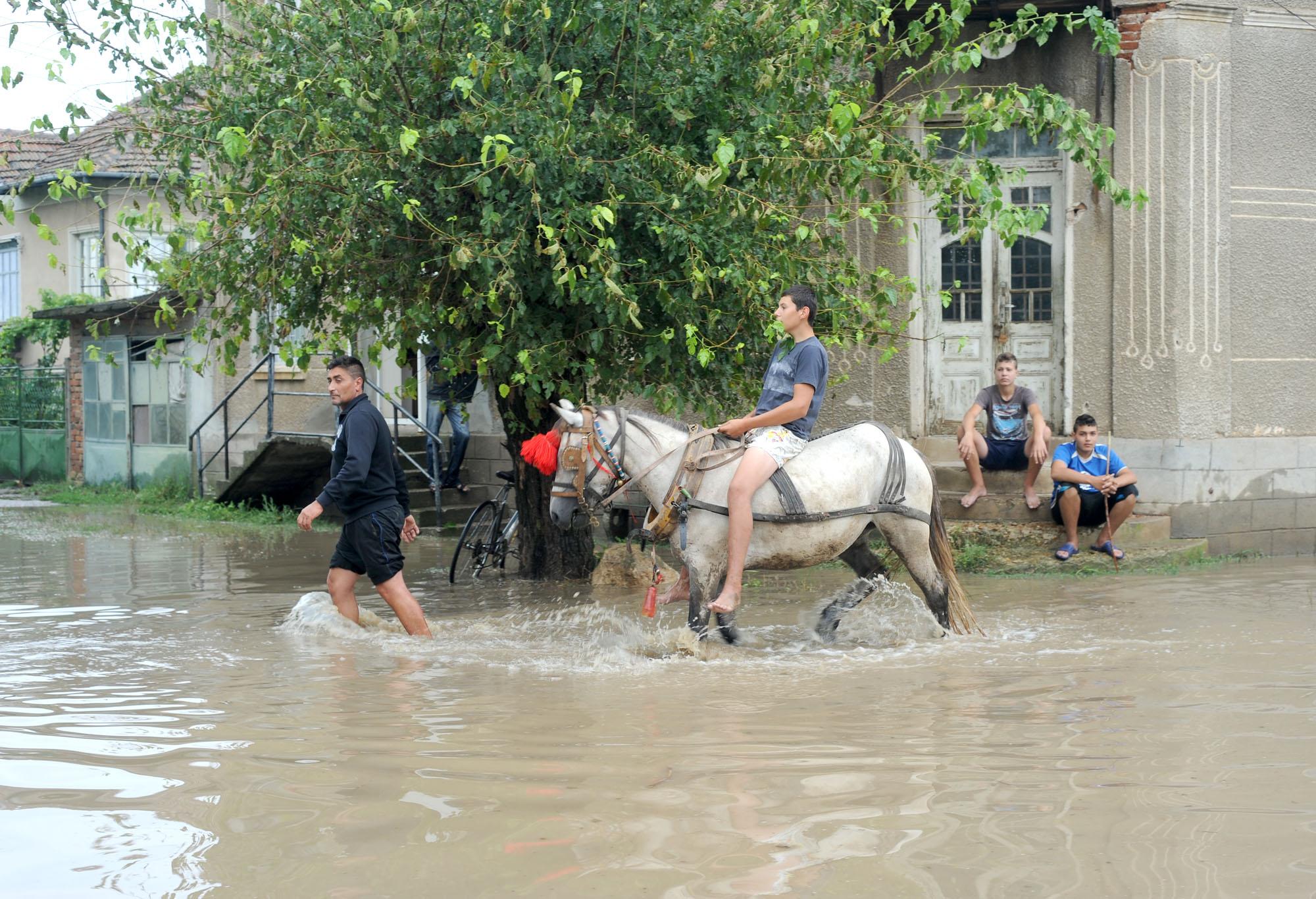 Ден след потопа: Наводнени домове и затворени пътища (СНИМКИ)