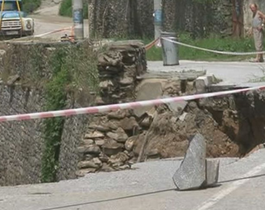 Пропаднал път блокира 2000 души в пловдивско село