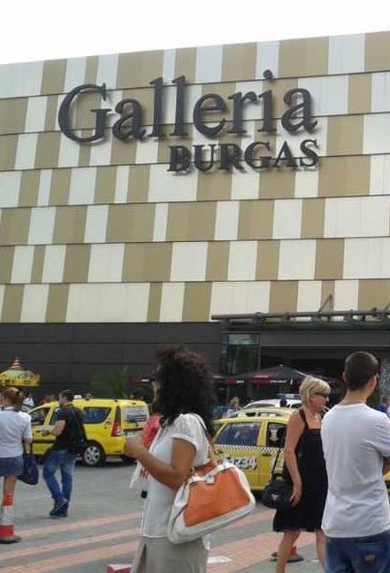 Евакуираха мол &quot;Галерия&quot; в Бургас