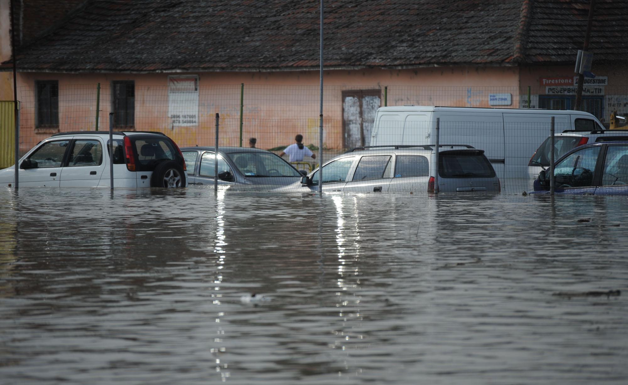 МВР: Евакуация в Мизия - градът е без ток, 400 души вече са изведени от наводнените си къщи