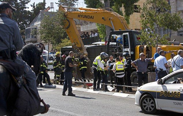 Палестински „терорист“ атакува автобус с багер