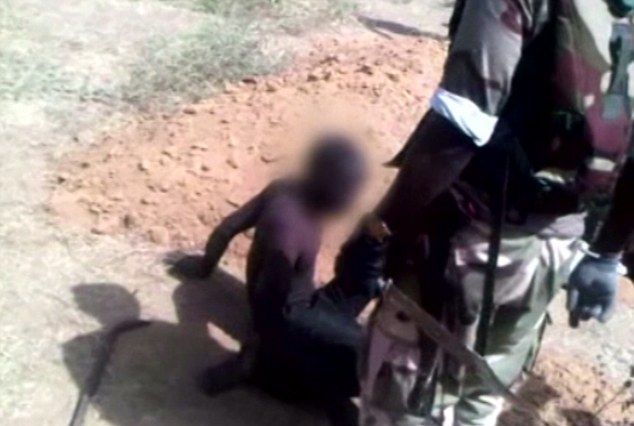 Войници режат гърлата на предполагаеми членове на „Боко Харам“ (ВИДЕО 18+)