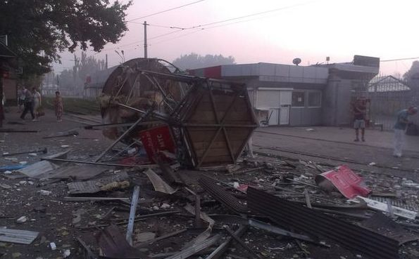 Взривиха спирка в Донецк, има убит! (СНИМКИ)