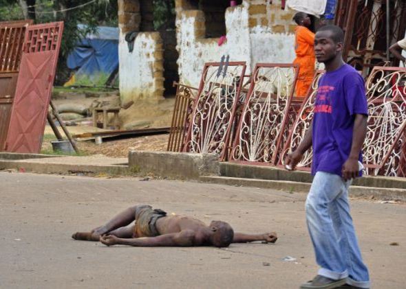 Оставят жертвите на ебола да гният на улицата (СНИМКИ/ВИДЕО 18+)