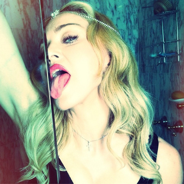 Мадона със селфи на срамотиите си (СНИМКА)