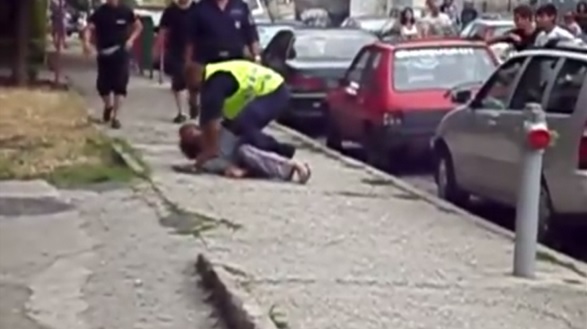 След 8 водки: Бабаит млати авер, псува полицаи и си бие главата в стената
