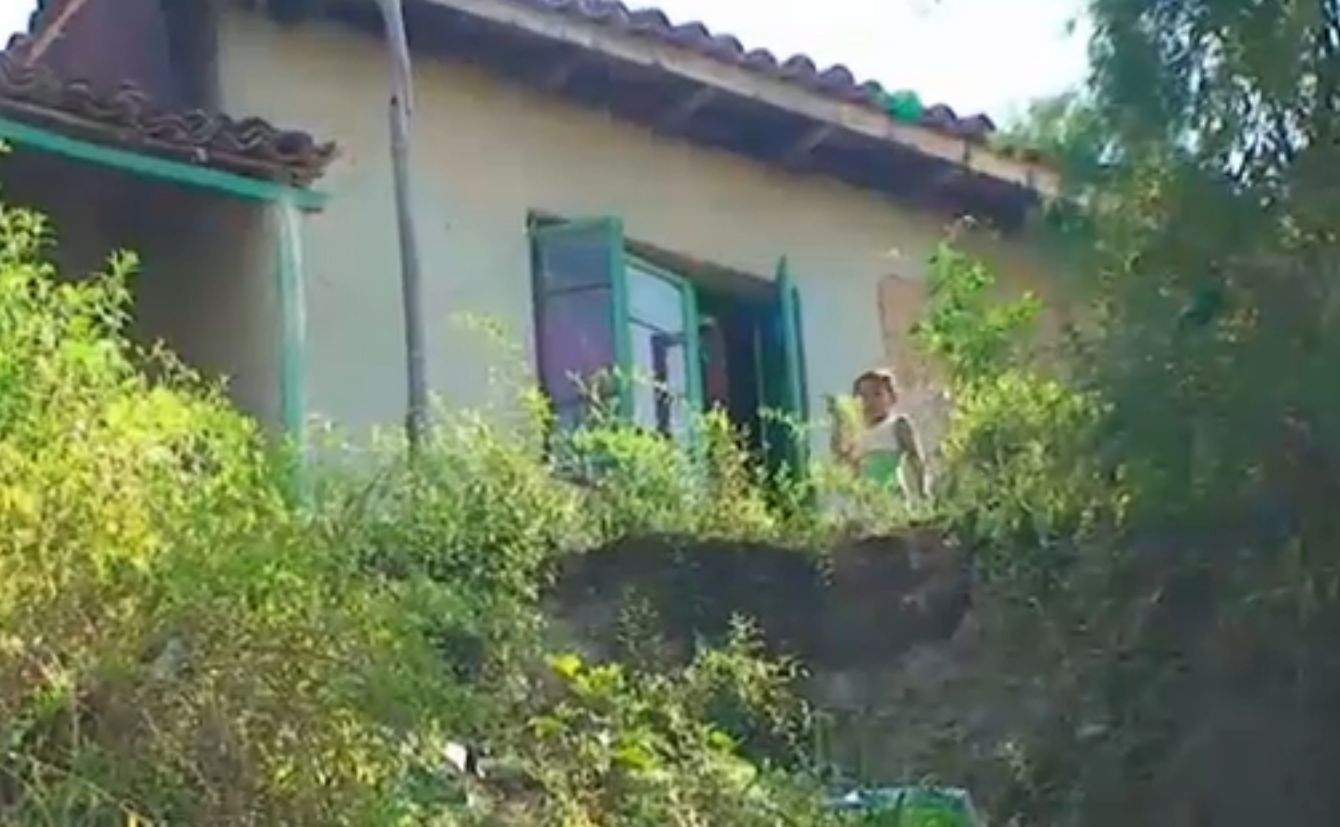 Ромско семейство живее в къща на ръба на пропаст