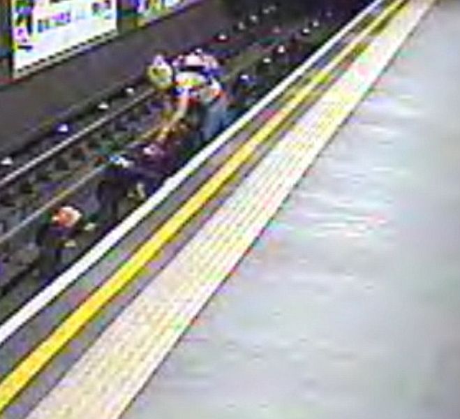Спиращ дъха момент: Бебе пада на релсите в метрото, майка му го спасява (ВИДЕО)