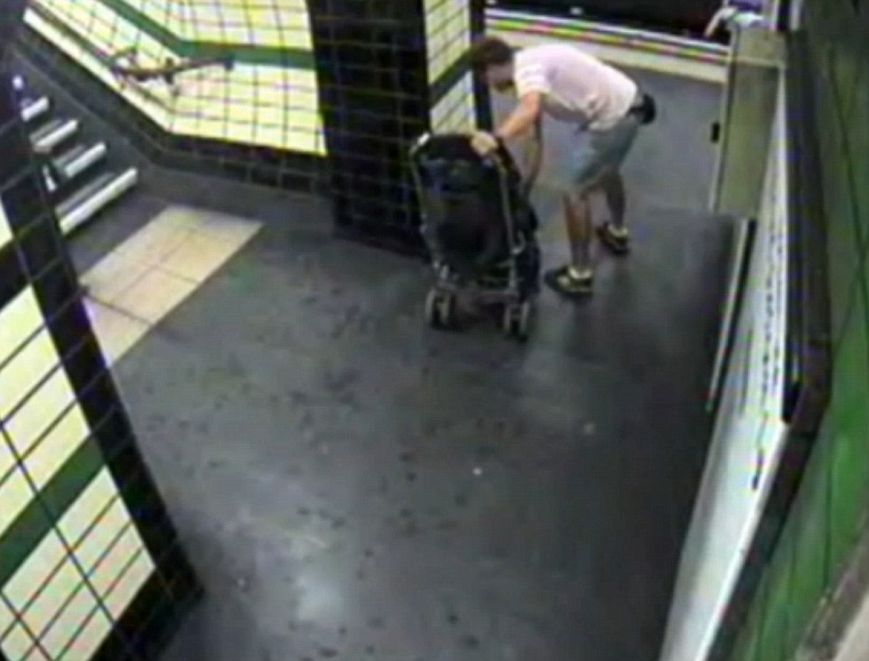 Спиращ дъха момент: Бебе пада на релсите в метрото, майка му го спасява (ВИДЕО)