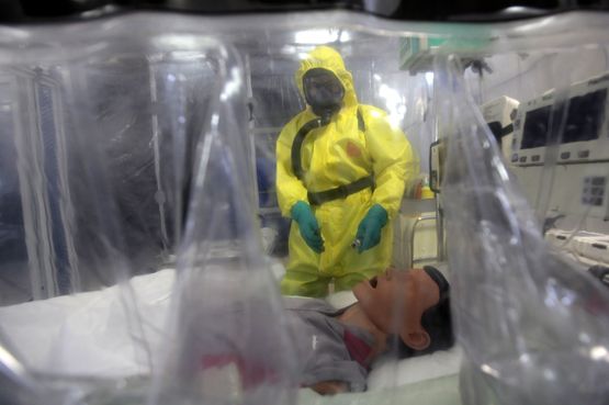 Китайски медици под карантина заради контакт с ебола