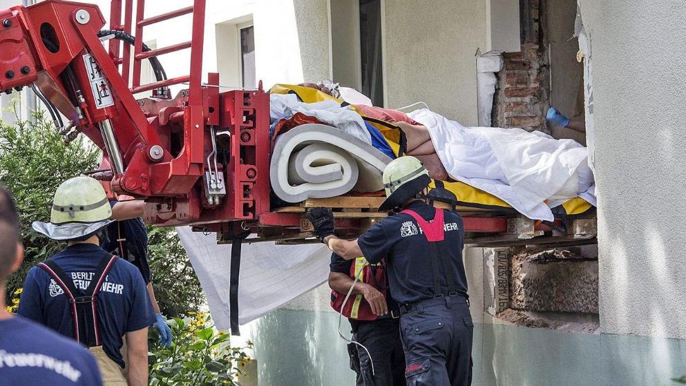 Разбиха стена, за да извадят 325-килограмова жена (СНИМКИ)