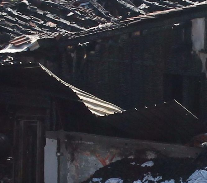 &quot;Ауди&quot;, гараж и лятна кухня изгоряха при пожар в Симитли