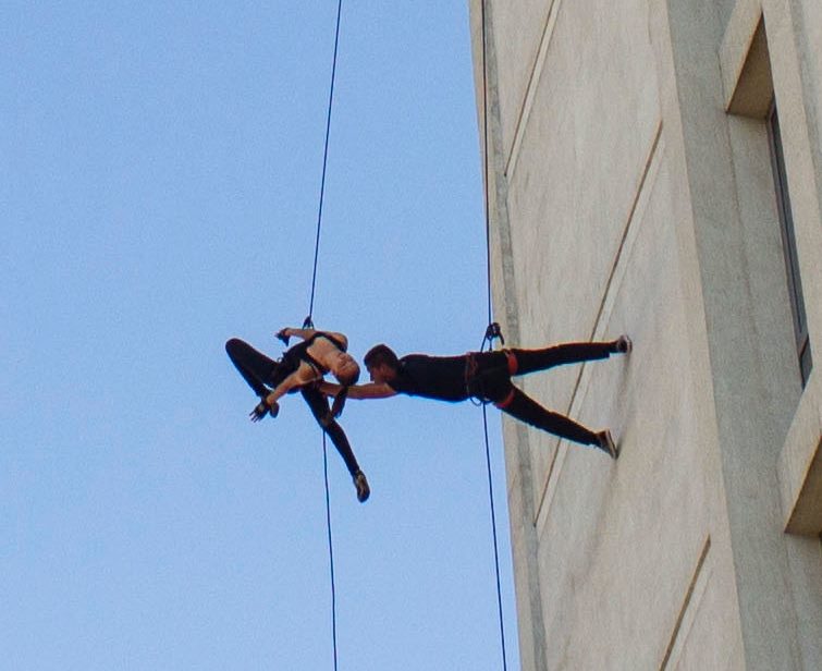 19-годишна красавица виси по фасадите на 11-етажни сгради 