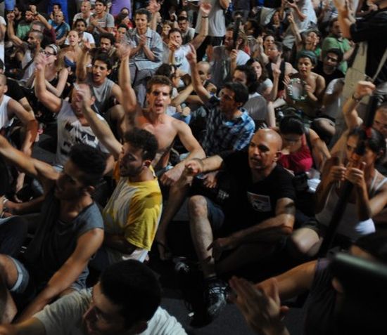 Хиляди в Тел Авив призоваха израелското правителство да води преговори с Махмуд Аббас