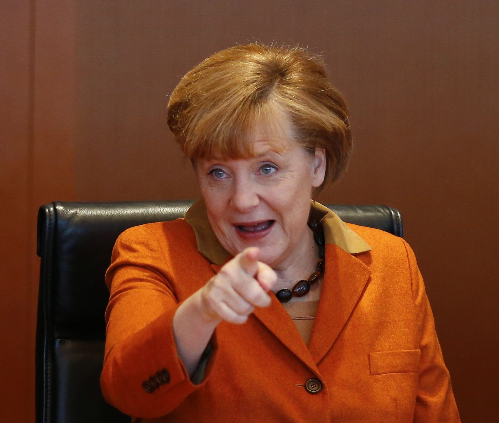 Меркел призова Путин да спре изпращането на оръжия и съветници в Украйна