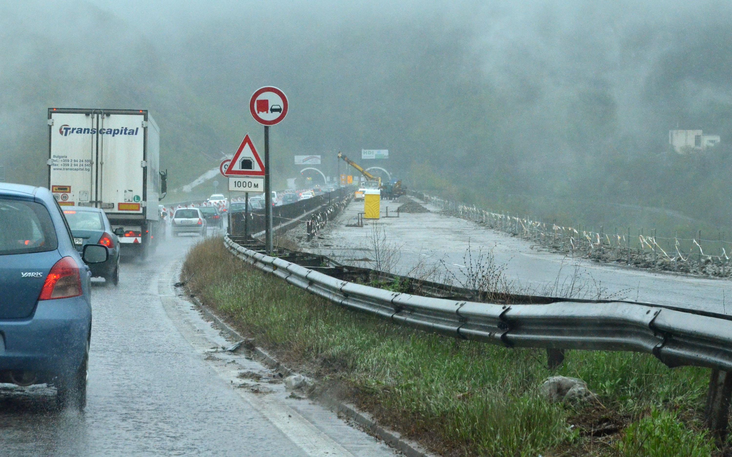 Порой от катастрофи и изкривени мантинели на магистрала „Хемус“ заради дъжда 