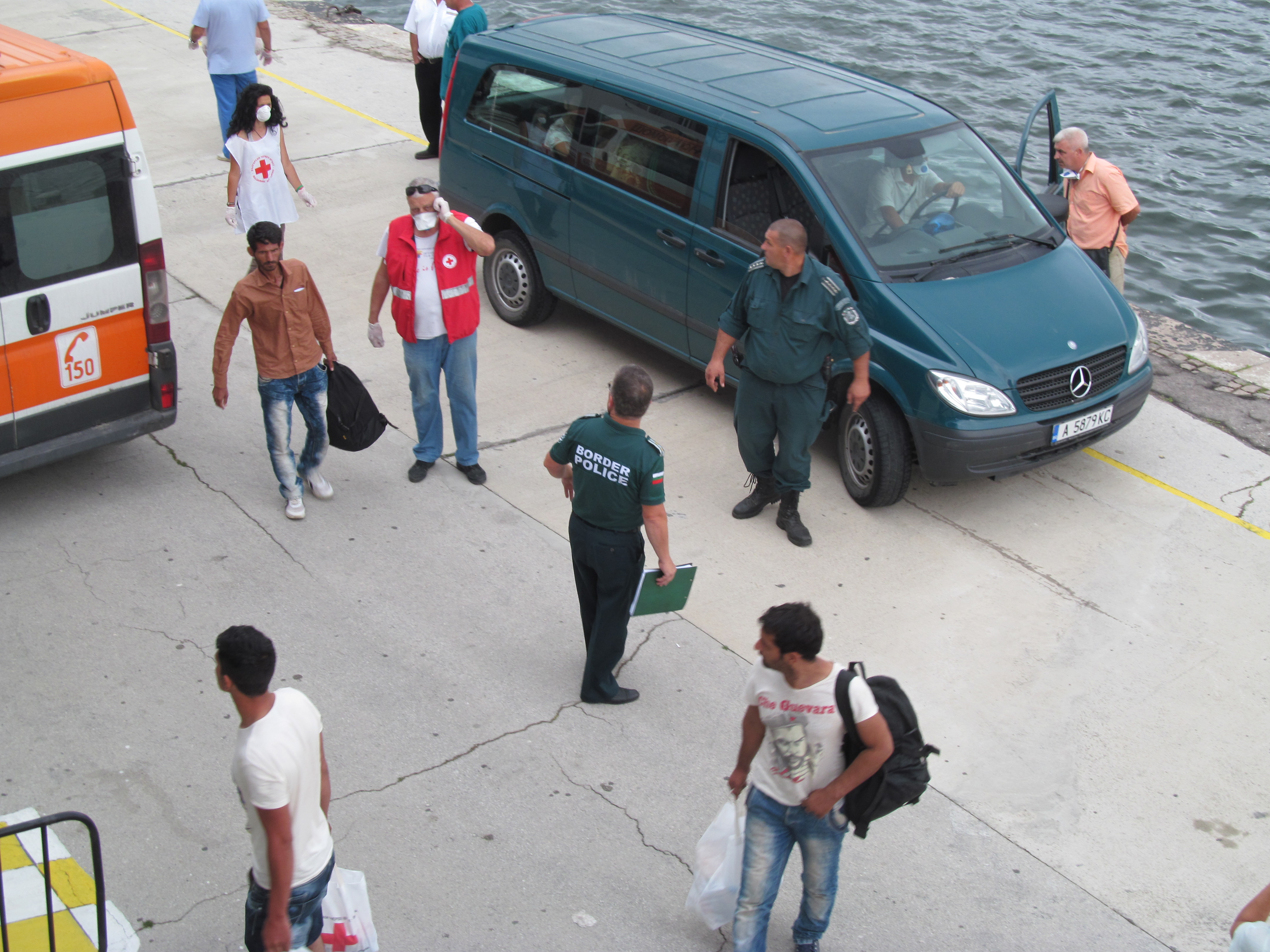 БЛИЦ TV: Извадили 18 деца и 20 жени от яхтата с нелегални имигранти