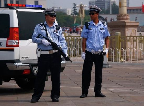 Кореец уби двама и рани 14 с нож в търговски център в Китай 