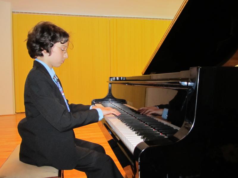 Млад български пианист свири в атински мол 