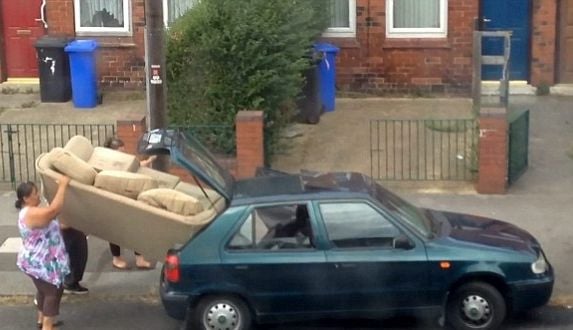 Смешно ВИДЕО: Вижте как се напъхва голям диван в малка Шкода