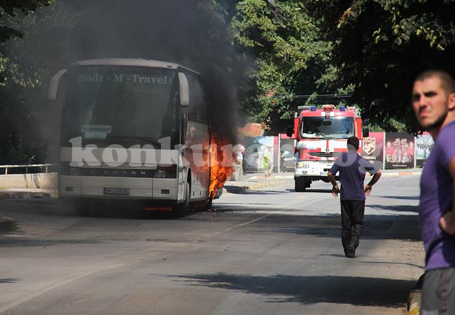 Автобус с работници се подпали във Враца (СНИМКИ)