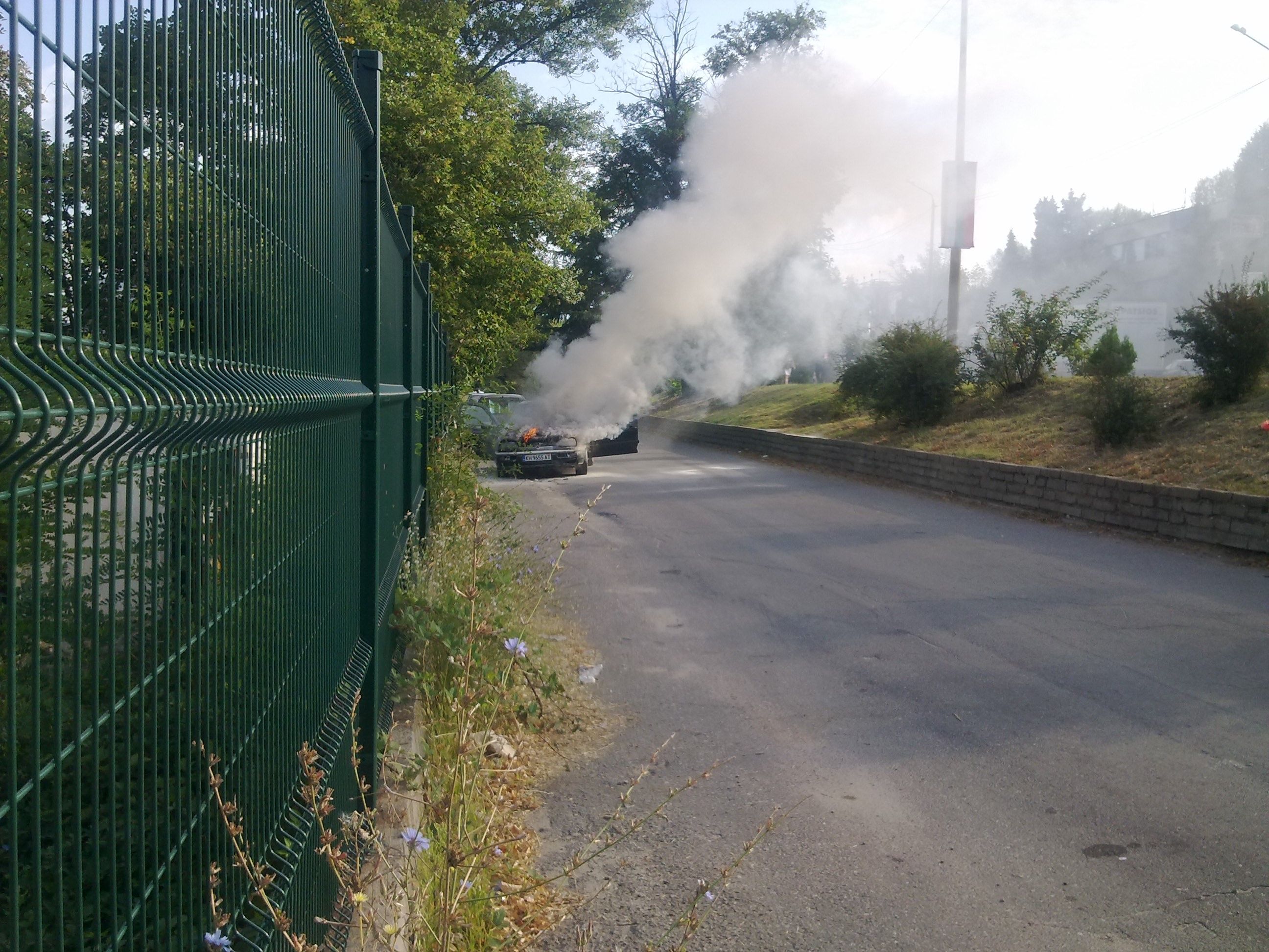 Кола избухна в пламъци секунди, след като шофьорът слезе! (ВИДЕО И СНИМКИ)