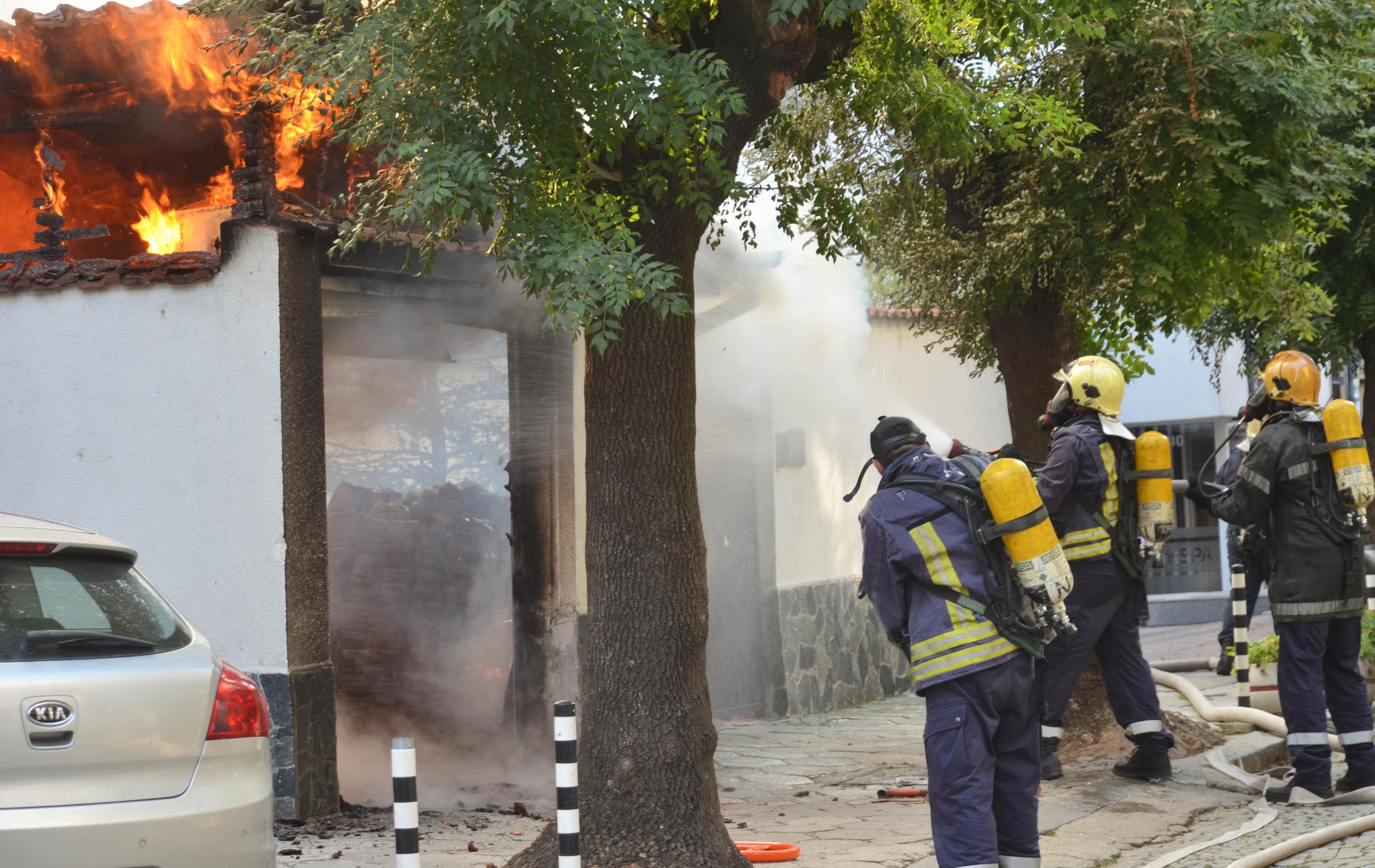 Огън прехвърчал от гараж, подпалил къща и предизвикал големия пожар до Военното НДК