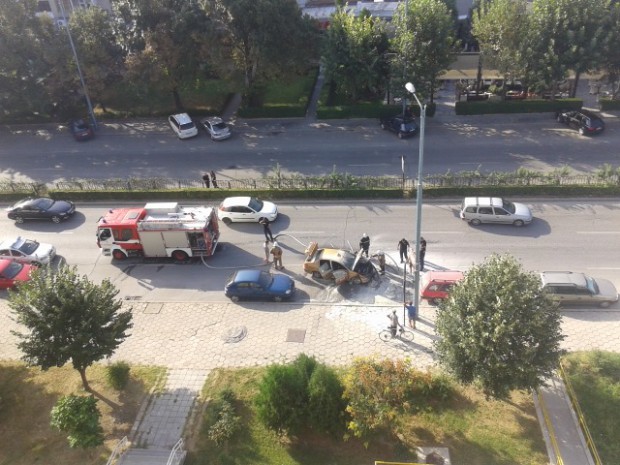 Такси се запали в движение насред Пловдив 