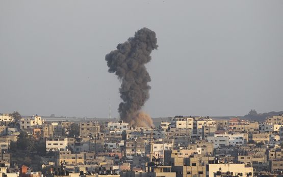 Израелски удар е убил съпругата и детето на военен ръководител на Хамас
