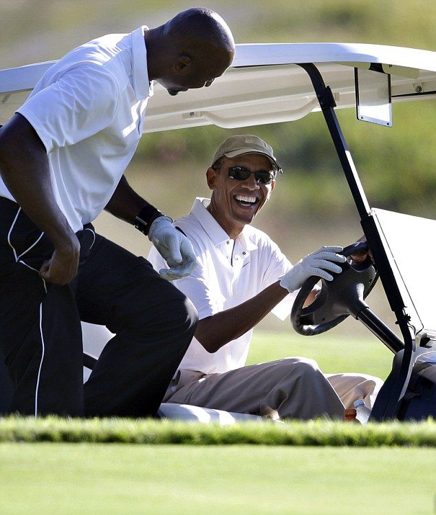 Усмихнатият Обама играе голф след убийството на Фоули (СНИМКИ/ВИДЕО)