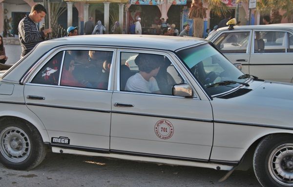 Пътуване в Мароко с по шестима клиенти в едно такси
