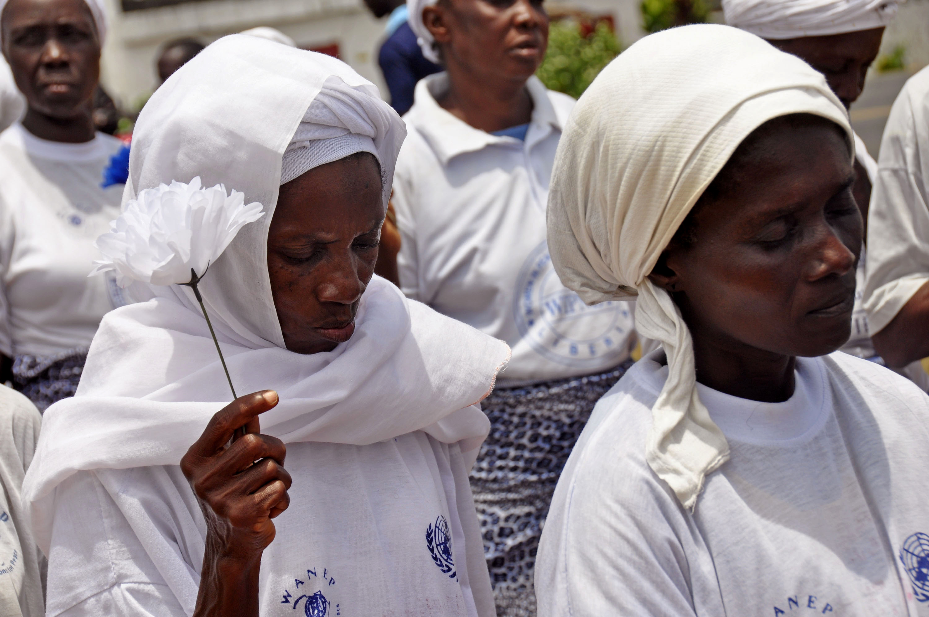 Защо ебола поразява предимно жени