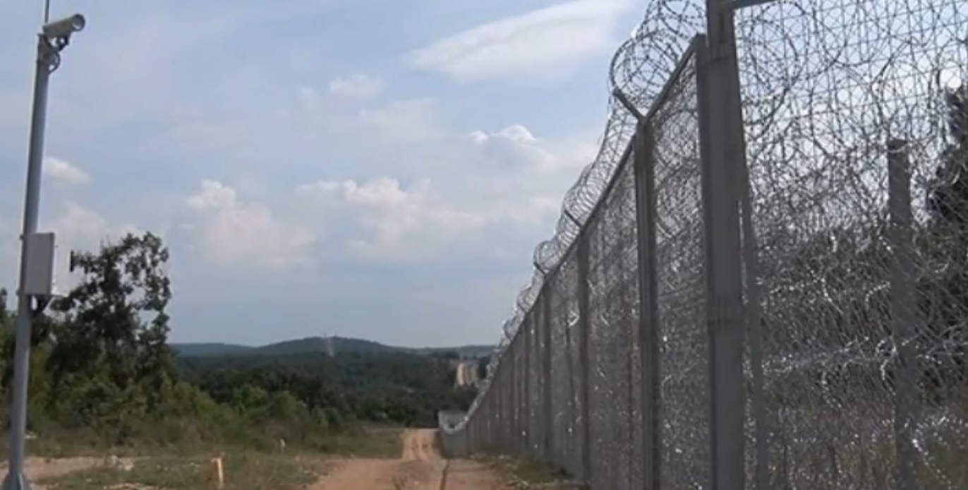 Бежанци режат оградата по границата с Турция