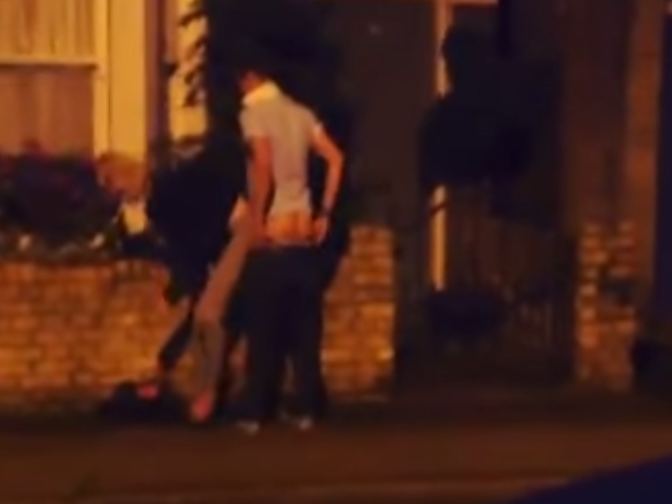 В Кеймбридж правят секс насред улицата (ВИДЕО 18+)