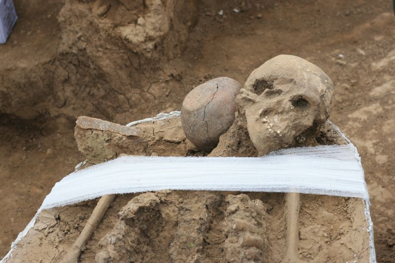 Чий е човешкият скелет над село Ключ?