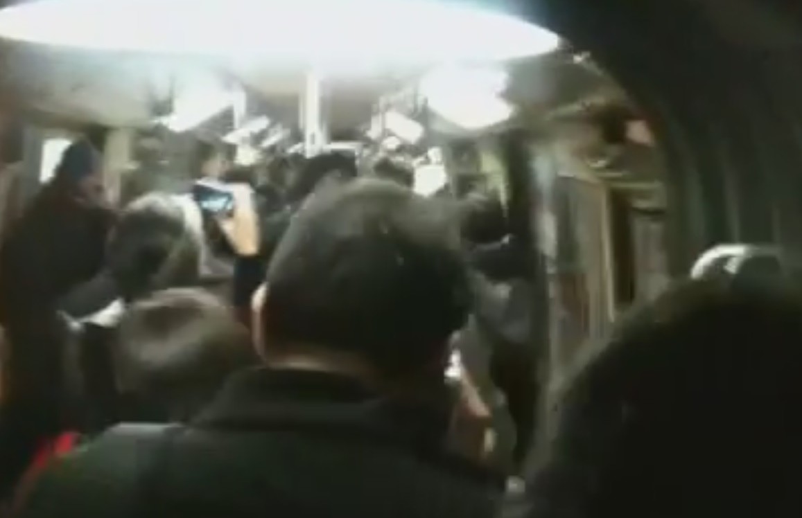 Стотици останаха заклещени в метрото на Сантяго (ВИДЕО)