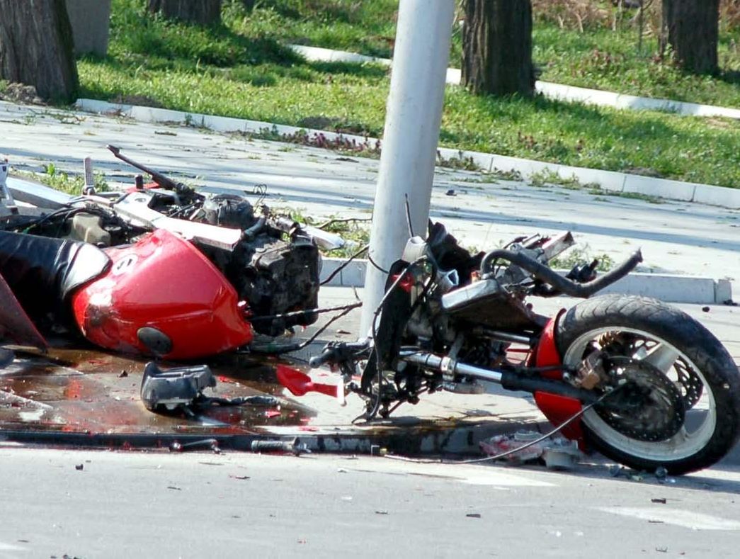 26-годишен моторист загина, забил се в стълб 