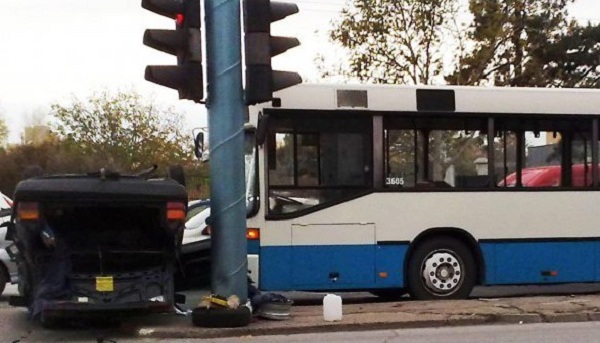 Кола се заби в автобус в центъра на Варна