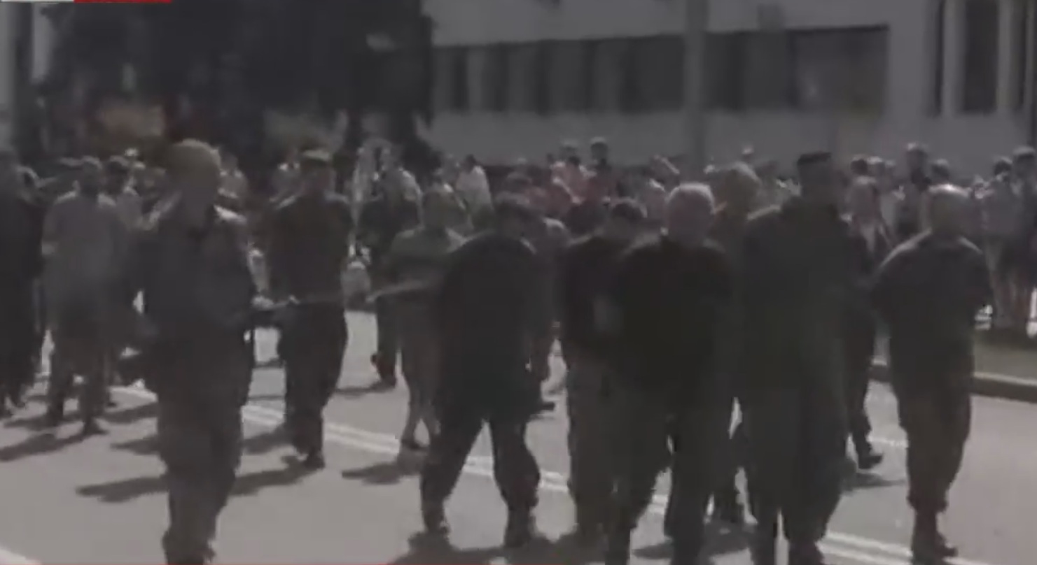 Украински пленници &quot;дефилираха&quot; на парад в Донецк (ВИДЕО)