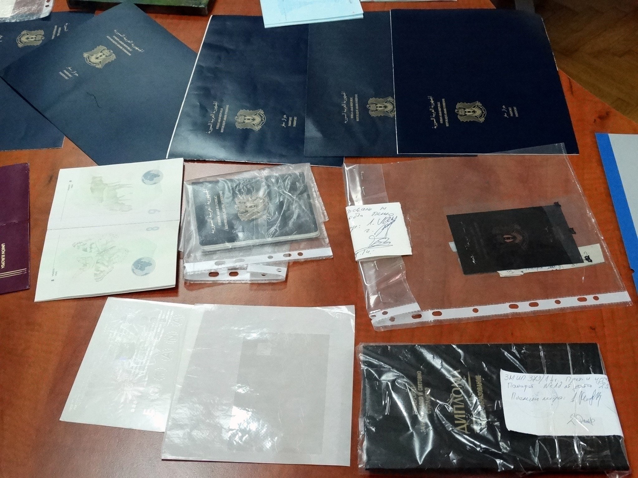 Първо в БЛИЦ: Ето кои са печатниците с фалшивите паспорти