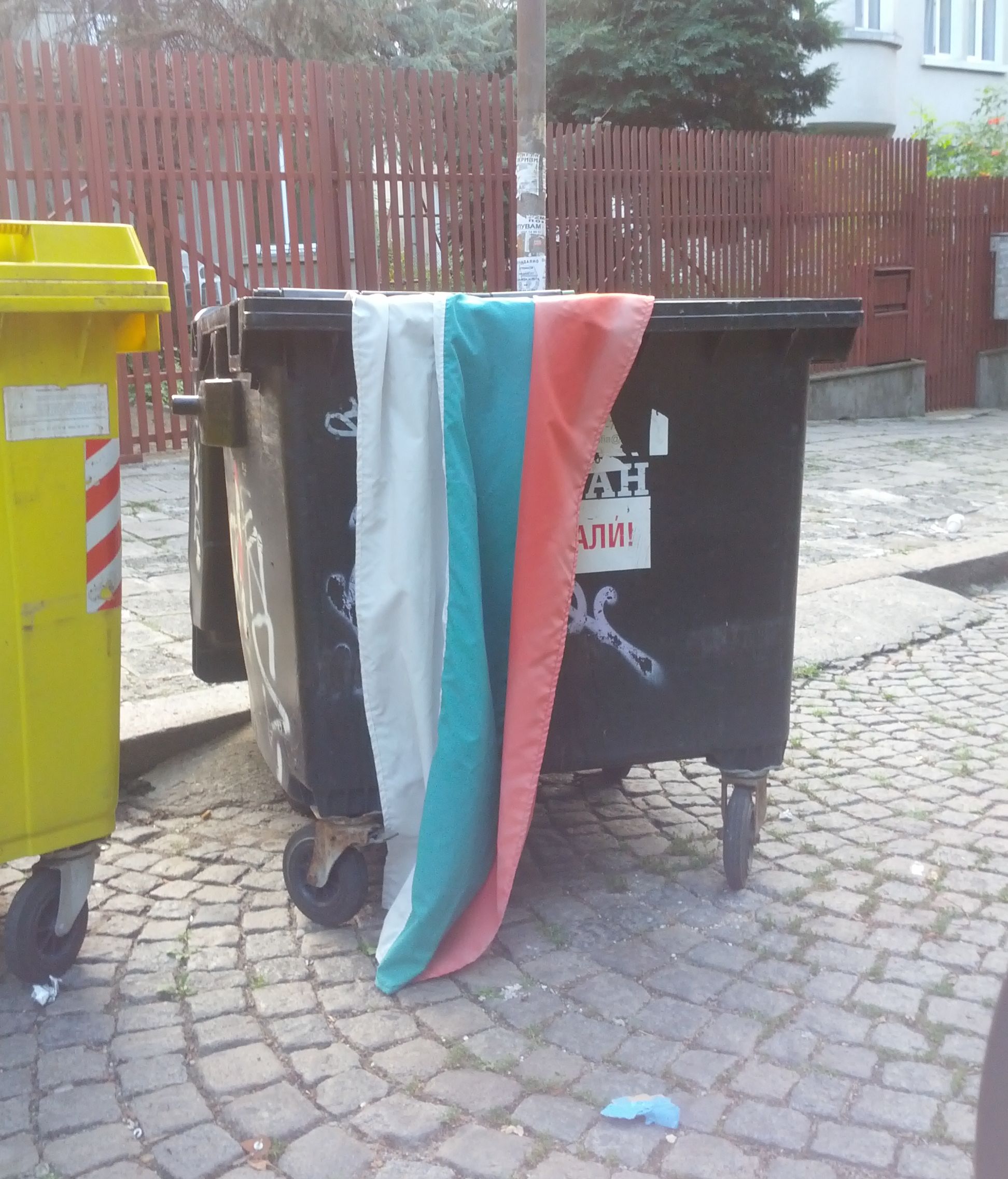 На дъното: Българското знаме захвърлено в контейнер за смет!