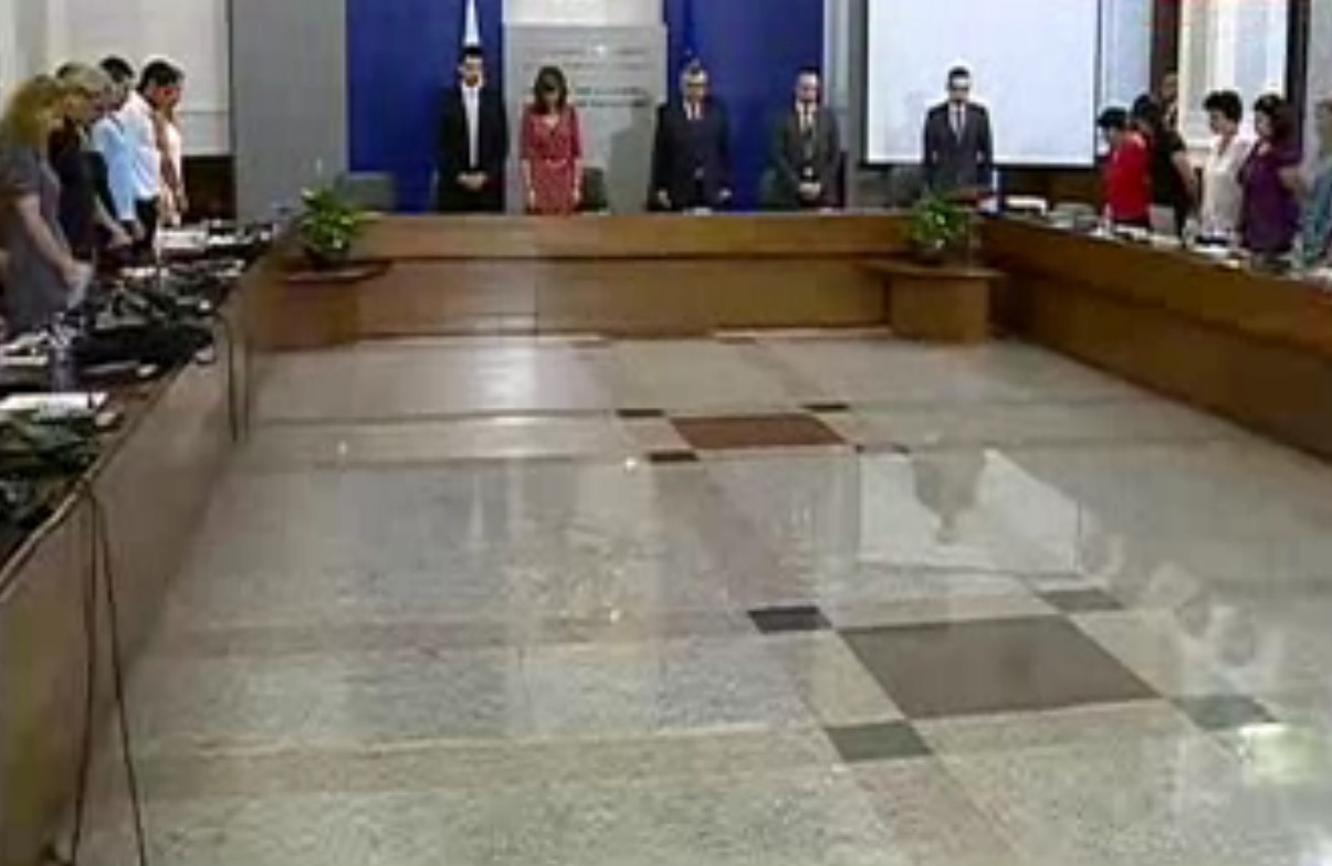 Правителството почете Валери Петров с едноминутно мълчание