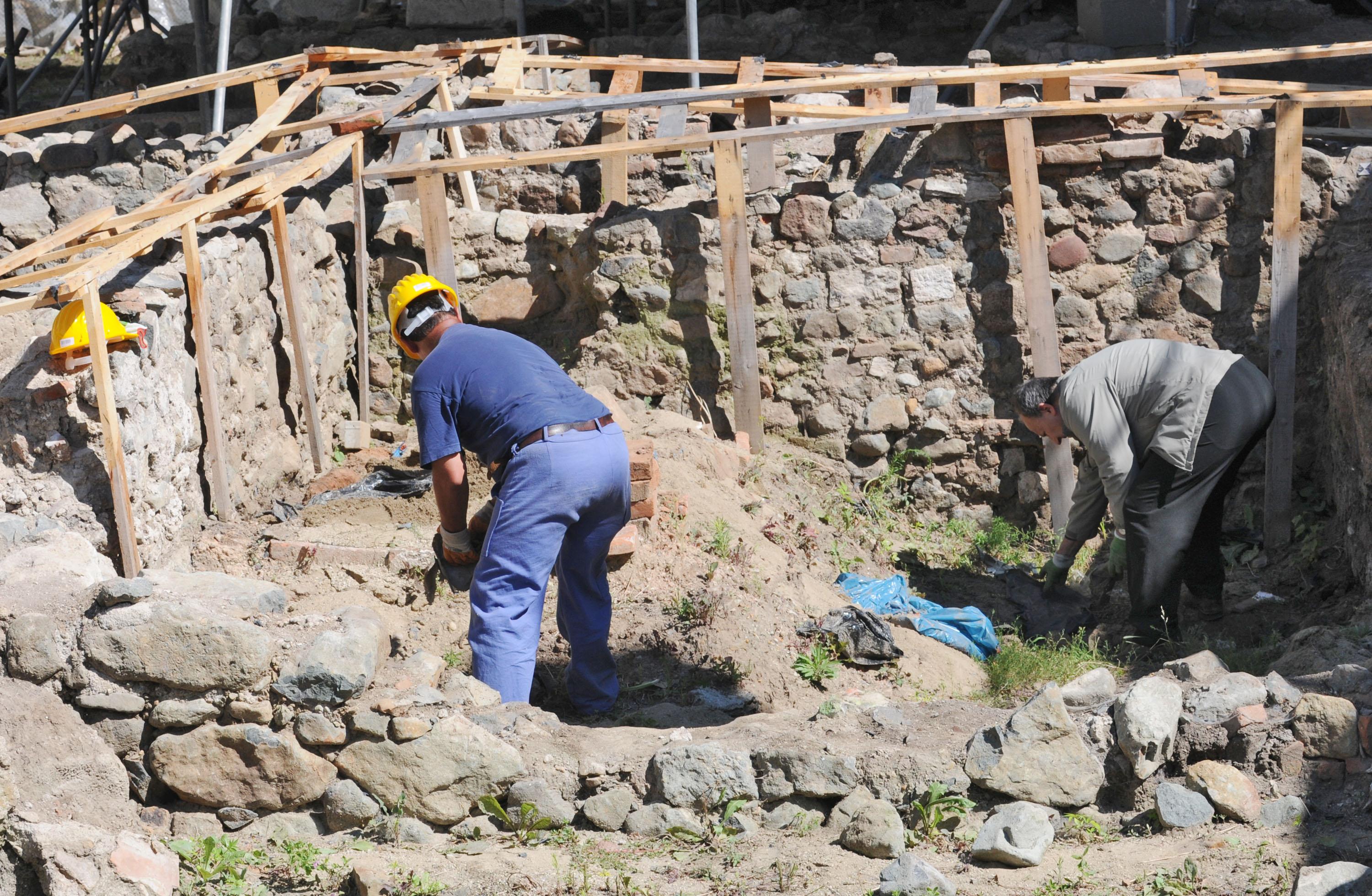 Започна аварийното спасяване на разкопките на Антична Сердика 