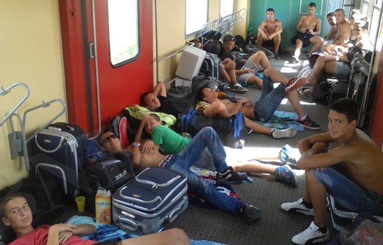 40 деца пътуват на земята във влака София-Бургас, вагонът им го няма