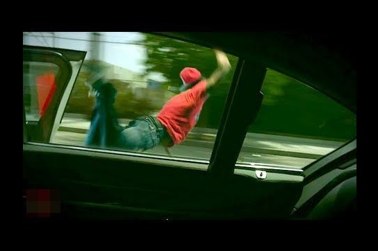 Мъж скочи от движещ се със 100 км/ч автомобил