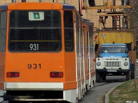 Аварирал автобус спря трамвай №6