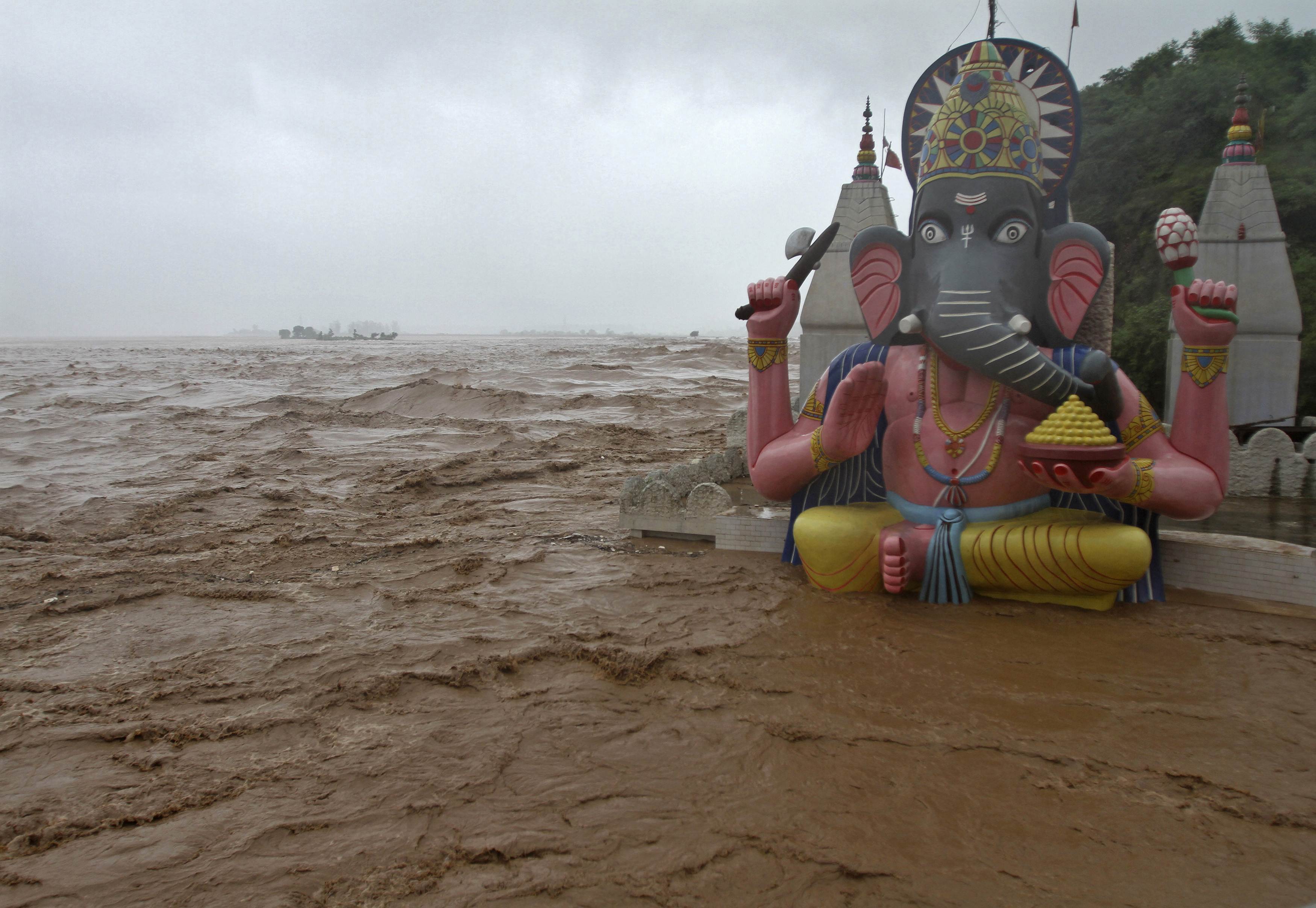 Мощни бури в Индия! Мъртви са най-малко 40 души 