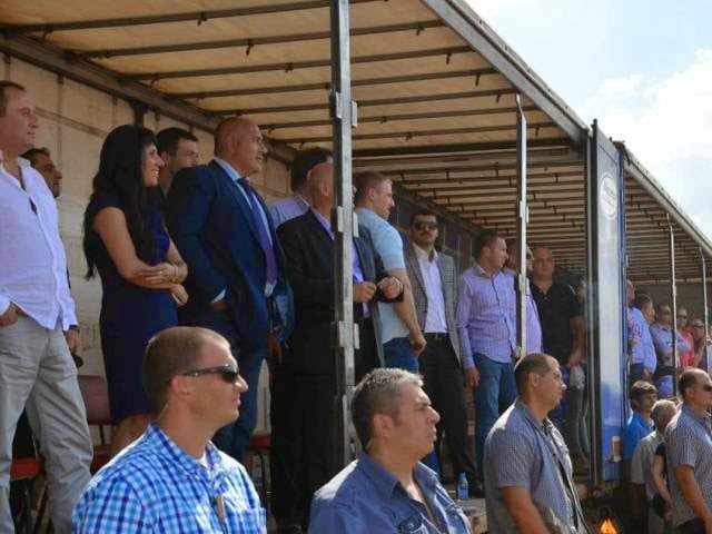 Борисов на кушия при ДПС-Венец, връчва половин тон теле награда (СНИМКИ)
